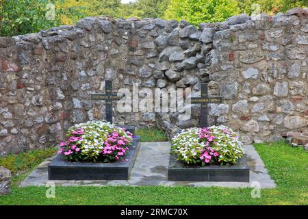 Die Gräber zweier Mönche im serbisch-orthodoxen Kloster Ravanica (1375–1377 gegründet) in Senje, Serbien Stockfoto