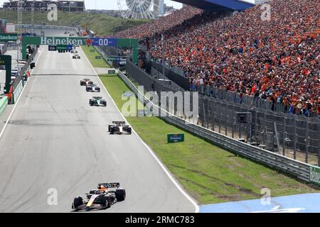 Zandvoort, Niederlande. 27. August 2023. Zandvoort, Niederlande, 27. August 2023; niederländische FIA Formel 1 Grand Prix, das Rennen, Max VERSTAPPEN und die Zuschauer - Rundkurs Ansicht, Formel 1 in Holland, Bild und Copyright von Arthur THILL/ATP Images (THILL Arthur/ATP/SPP) Credit: SPP Sport Press Photo. Alamy Live News Stockfoto