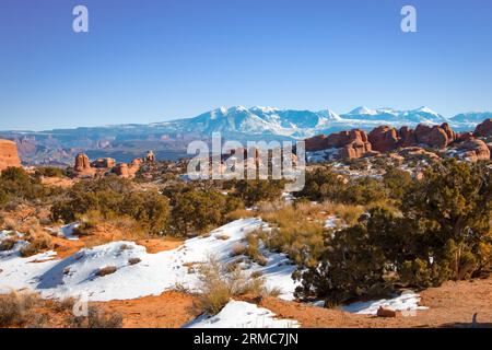 Winter im Arches National Park mit den schneebedeckten La Sal Mountains. Stockfoto