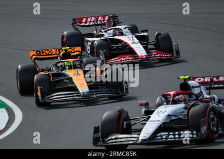 Zandvoort, Niederlande 27.08.2023, 04 NORRIS Lando (gbr), McLaren F1 Team MCL60, 20 MAGNUSSEN Kevin (den), Haas F1 Team VF-23 Ferrari, Action beim Großen Preis von Heineken in den Niederlanden 2023, 13. Runde der Formel-1-Weltmeisterschaft 2023 vom 25. Bis 28. August 2023 auf dem Zandvoort Circuit, in Zandvoort, Niederlande Stockfoto