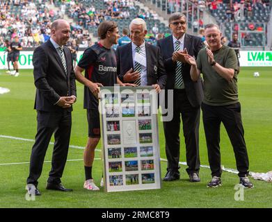 Sport, Fußball, Bundesliga, 2023/2024, Borussia Moenchengladbach gegen Bayer 04 Leverkusen 0-3, Stadion Borussia Park, Ende der letzten Saison wechselte Jonas Hofmann (2.f.l.) von Moenchengladbach nach Leverkusen, offizieller Ruhestand von f.l.t.r Geschäftsführer Stephan Schippers, Vizepräsident Rainer Bonhof, Präsidiumsmitglied Hans und Virkus, Sportdirektor DFL-VORSCHRIFTEN VERBIETEN DIE VERWENDUNG VON FOTOS ALS BILDSEQUENZEN UND/ODER QUASI-VIDEO Stockfoto
