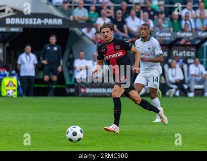 Sport, Fußball, Bundesliga, 2023/2024, Borussia Moenchengladbach gegen Bayer 04 Leverkusen 0-3, Stadion Borussia Park, Spielort, Jonas Hofmann (04) links und Alassane Plea (MG), DFL-VORSCHRIFTEN VERBIETEN DIE VERWENDUNG VON FOTOS ALS BILDSEQUENZEN UND/ODER QUASI-VIDEO Stockfoto