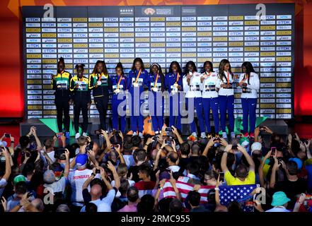 Sha'Carri Richardson, Gabrielle Thomas, Twanisha Terry und Tamari Davis (Mitte) feiern mit ihren Goldmedaillen auf dem Podium, nachdem sie neben Shericka Jackson, Sashalee Forbes und Natasha Morrison, die Silber gewonnen haben, das Vierhundertfache der Staffelfinale der Frauen gewonnen haben. und Daryll Neita, Bianca Williams, Imani-Lara Lansiquot und Asha Philip, die am neunten Tag der Leichtathletik-Weltmeisterschaften im Nationalen Leichtathletik-Zentrum in Budapest, Ungarn, Bronze gewonnen haben. Bilddatum: Sonntag, 27. August 2023. Stockfoto