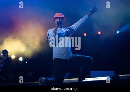 Der englische TV-Moderator und Radio-Moderator „Chris Evans“ singt auf der Hauptbühne mit der Supergruppe. Auf dem Carfest 2023, Laverstoke Park Farm, Hampshire, UK. Stockfoto