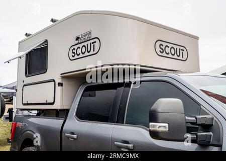 Loveland, CO, USA - 26. August 2023: Scout Yoho Camper, angepasst von Juniper Overland auf Ford FX4 Truck. Stockfoto