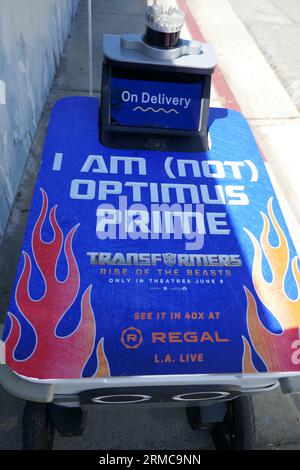 Los Angeles, Kalifornien, USA 27. August 2023 Ich bin nicht Optimus Prime Delivery Robot with Transformers Rise of the Beasts Ad on Top on Sunset Blvd am 27. August 2023 in Los Angeles, Kalifornien, USA. Foto von Barry King/Alamy Stock Photo Stockfoto