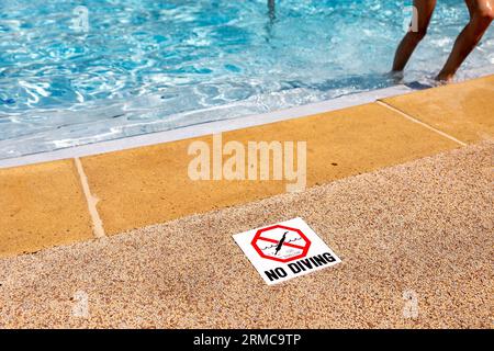 Rand des Swimmingpools ohne Tauchen-Warnschild. Stockfoto