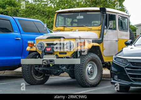 Loveland, CO, USA - 25. August 2023: Toyota Landcruiser SUV-Oldtimer mit modernem Stoßfänger, Schnorchel und Seilwinde. Stockfoto