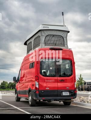 Loveland, CO, USA - 25. August 2023: Ford Transit 350 Camper - Umbau mit Pop-Top von Colorado Camper Van. Stockfoto