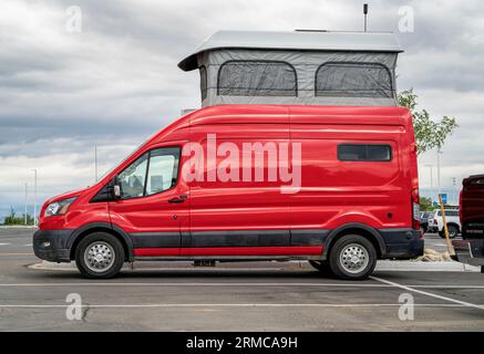 Loveland, CO, USA - 25. August 2023: Ford Transit 350 Camper - Umbau mit Pop-Top von Colorado Camper Van. Stockfoto