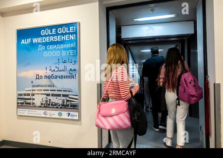 Polylinguales Poster, das auf Wiedersehen sagt! In 7 Sprachen vor dem Gate-Korridor Ausgang zum Flugzeug in Flughafen Antalya Türkei. Passagiere verlassen das Terminal Stockfoto
