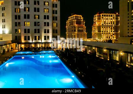 Nachtblick auf einen Dachpool im Sheraton Amman Al Nabil Hotel Stockfoto