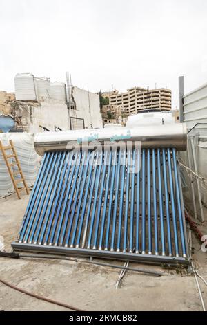 Vakuumröhre Solarwasserheizung auf dem Dach in Amman Jordanien Stockfoto