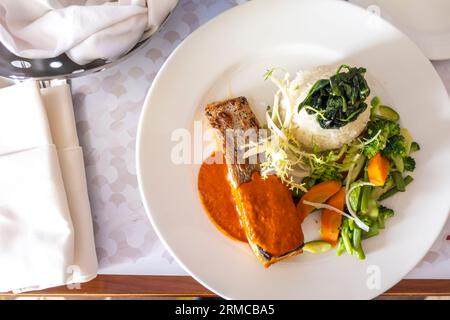 Gegrillter Lachs mit Reis und Gemüse wird im Marriott Amman Hotel auf dem Zimmer serviert Stockfoto