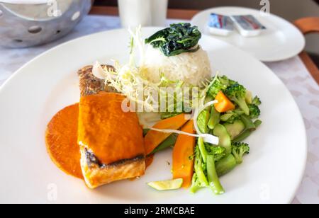 Gegrillter Lachs mit Reis und Gemüse wird im Marriott Amman Hotel auf dem Zimmer serviert Stockfoto