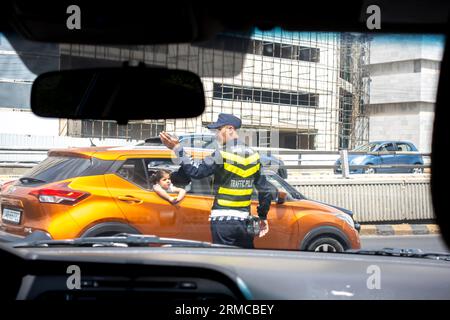 Verkehrspolizist in der Mitte der Straße, die den Verkehr in der belebten Straße in Amman Jordanien regelt Stockfoto