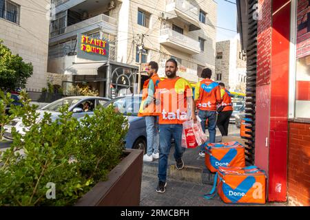 Lieferservice-Mitarbeiter am Lieferort Tala haben die Lebensmittellieferung Amman Jordan durchgeführt Stockfoto