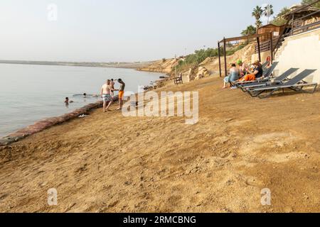 Chaize Longues, Entspannungsbereich im Dead Sea Jordan Resort Stockfoto