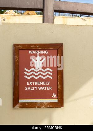 Warnschild für extrem salziges Wasser am Jordan-Strand vom Toten Meer Stockfoto