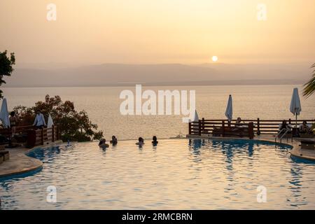 Jordan Resort Tourismus. Blick auf das Tote Meer in Jordanien. Swimmingpool am Toten Meer mit Blick auf das Meer, während Sonnenuntergang. Stockfoto