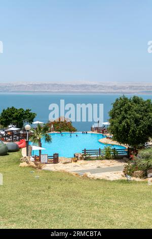 Blick auf das Tote Meer in Jordanien. Swimmingpool im Dead Sea Marriott Resort & Spa, Jordanien, Naher Osten Stockfoto