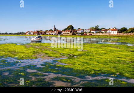 Panoramablick auf die Gezeitengebiete von Bosham, einem Küstendorf an der Südküste von Chichester Harbour, West Sussex, Südengland, bei Ebbe Stockfoto