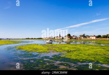 Panoramablick auf die Gezeitengebiete von Bosham, einem Küstendorf an der Südküste von Chichester Harbour, West Sussex, Südengland, bei Ebbe Stockfoto