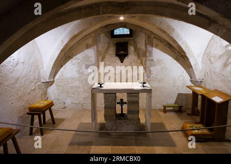 Die Krypta und der Altar in der historischen Holy Trinity Church in Bosham, einem Küstendorf im Chichester Harbour, West Sussex, Südengland Stockfoto