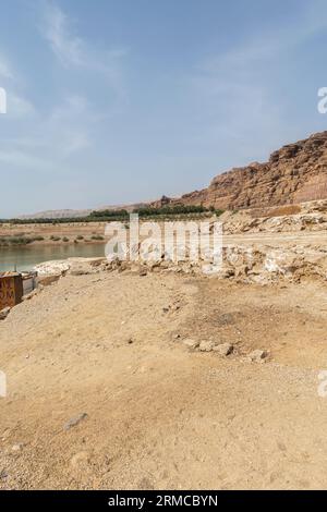 Schichten von Sandformationen, Felsformationen am Toten Meer Salzlandschaft in Jordanien, Salty Felsen Stockfoto