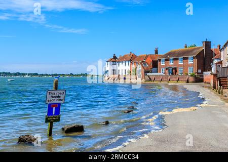 Steigende Flut Hochwasser Zugang Küstenstraße, Bosham, einem Küstendorf Südküste in Chichester Harbour, West Sussex, Südengland, Großbritannien Stockfoto