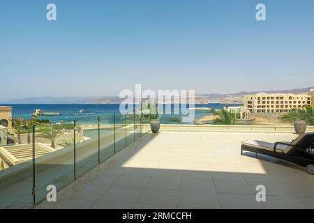 Terrasse mit Blick auf den Golf von Akaba Jordanien Stockfoto