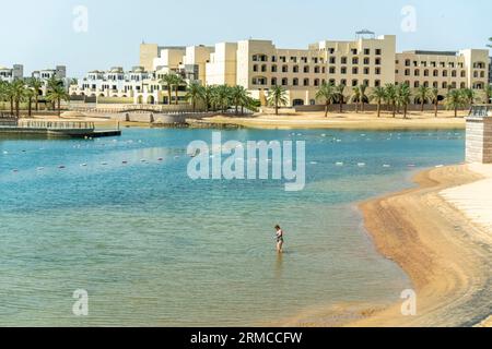 Touristen Frau im Pool im Resort Lagunenpool in Jordanien Middle East Stockfoto