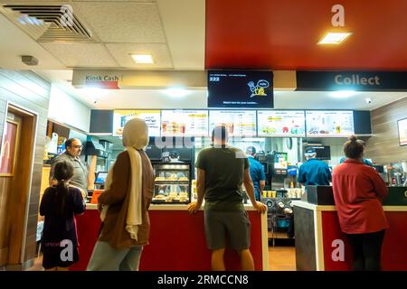 Kunden, die auf eine Bestellung von McDonalds warten, stehen vor dem Thekenstand im McDonalds Restaurant in Aqaba Jordanien Stockfoto