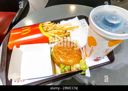 Burger, Pommes frites und Cola auf dem Tablett im McDonald's Restaurant Aqaba Jordan Stockfoto