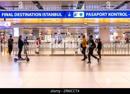 Schild „Final Destination Istanbul“, Schild „Passport Control“. Istanbul Havalimani International Airport - ist - Ankünfte, Passkontrolle Eingang. Türkei Stockfoto