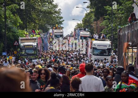 London, Großbritannien. 27. August 2023. Zu Beginn des Notting Hill Carnival 2023 drängen sich Menschenmassen auf die Straßen. Quelle: Vuk Valcic/Alamy Live News Stockfoto