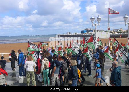 Gijon, Spanien. 27. August 2023. Mehr als hundert Menschen versammelten sich auf den Straßen von Gijon, die Sahara-Flaggen trugen, während der Demonstration für Frieden und Gerechtigkeit für das saharauische Volk in Gijon, Spanien, am 27. August 2023. (Foto: Alberto Brevers/Pacific Press) Credit: Pacific Press Media Production Corp./Alamy Live News Stockfoto