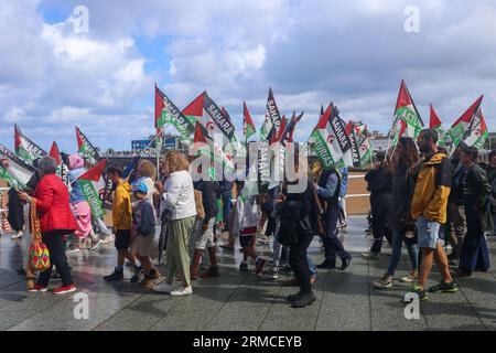 Gijon, Spanien. 27. August 2023. Mehr als hundert Menschen versammelten sich auf den Straßen von Gijon, die Sahara-Flaggen trugen, während der Demonstration für Frieden und Gerechtigkeit für das saharauische Volk in Gijon, Spanien, am 27. August 2023. (Foto: Alberto Brevers/Pacific Press) Credit: Pacific Press Media Production Corp./Alamy Live News Stockfoto