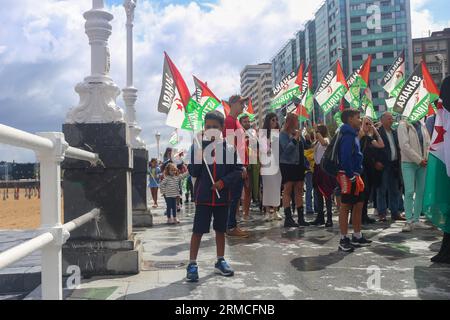 Gijon, Asturien, Spanien. 27. August 2023. Gijon, Spanien, 27. August 2023: Ein Junge trägt die Sahara-Flagge während der Demonstration für Frieden und Gerechtigkeit für das saharauische Volk in Gijon, Spanien, am 27. August 2023. (Bild: © Alberto Brevers/Pacific Press über ZUMA Press Wire) NUR REDAKTIONELLE VERWENDUNG! Nicht für kommerzielle ZWECKE! Stockfoto