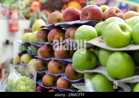 Grüne und rote Äpfel in einer Gruppe, die an den Verbraucher verkauft werden sollen. Gesunder Handel. Salvador, Brasilien Stockfoto