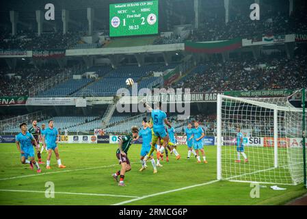 Kalkutta, Indien. 27. August 2023. Mohunbagan Super Giants erreicht das Durand-23-Fußballturnier im Halbfinale, indem er am 27. August 2023 im vierten Viertelfinale des VYBK (Vivekananda Yuva Bharti Krirangan), Salt Lake, Kolkata, mit 3-1 Margen gegen den FC Mumbai City schlägt. Jason Cummings (P), Manvir Singh und Anwar Ali erzielten die Siegertreffer für Mohunbagan, während Jorge Pereyra Diaz den Trost für Mumbai City FC erzielte (Foto: Amlan Biswas/Pacific Press) Credit: Pacific Press Media Production Corp./Alamy Live News Stockfoto