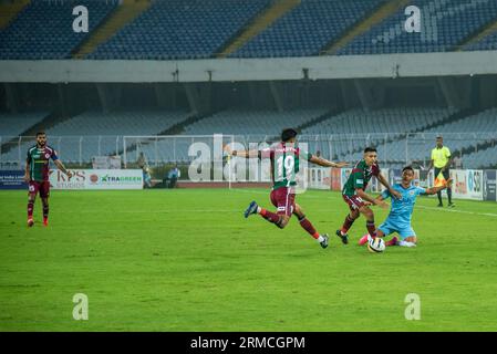 Kalkutta, Westbengalen, Indien. 27. August 2023. Mohunbagan Super Giants erreicht das Durand-23-Fußballturnier im Halbfinale, indem er am 27. August 2023 im vierten Viertelfinale des VYBK (Vivekananda Yuva Bharti Krirangan), Salt Lake, Kolkata, mit 3-1 Margen gegen den FC Mumbai City schlägt. Jason Cummings(P), Manvir Singh und Anwar Ali erzielten die Siegertreffer für Mohunbagan, während Jorge Pereyra Diaz den Trost für Mumbai City FC erzielte (Credit Image: © Amlan Biswas/Pacific Press via ZUMA Press Wire) NUR REDAKTIONELLE VERWENDUNG! Nicht für kommerzielle ZWECKE! Stockfoto