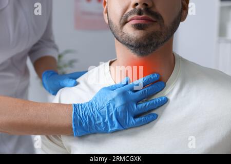 Endokrinologe zur Untersuchung der Schilddrüse des Patienten im Krankenhaus, Nahaufnahme Stockfoto