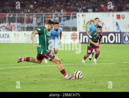 Kalkutta, Westbengalen, Indien. 27. August 2023. Mohunbagan Super Giants erreicht das Durand-23-Fußballturnier im Halbfinale, indem er am 27. August 2023 im vierten Viertelfinale des VYBK (Vivekananda Yuva Bharti Krirangan), Salt Lake, Kolkata, mit 3-1 Margen gegen den FC Mumbai City schlägt. Jason Cummings(P), Manvir Singh und Anwar Ali erzielten die Siegertreffer für Mohunbagan, während Jorge Pereyra Diaz den Trost für Mumbai City FC erzielte (Credit Image: © Amlan Biswas/Pacific Press via ZUMA Press Wire) NUR REDAKTIONELLE VERWENDUNG! Nicht für kommerzielle ZWECKE! Stockfoto