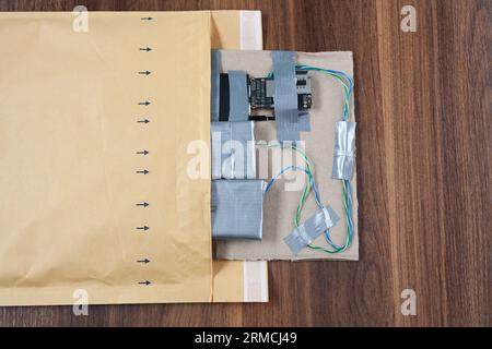 Mail BOMB IED - improvisiertes Sprenggerät mit C4 und Handy-Modul im Umschlag Stockfoto