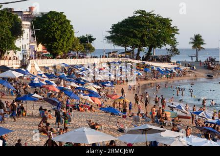 Salvador, Bahia, Brasilien - 25. August 2023: Blick auf den Strand von Porto da Barra voller Menschen. Stadt Salvador, Bahia. Stockfoto