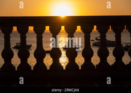 Salvador, Bahia, Brasilien - 25. August 2023: Sonnenuntergang in Porto da Barra in der Stadt Salvador, Bahia. Stockfoto