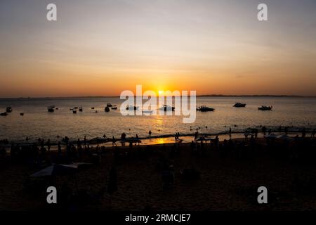 Salvador, Bahia, Brasilien - 25. August 2023: Sonnenuntergang in Porto da Barra in der Stadt Salvador, Bahia. Stockfoto