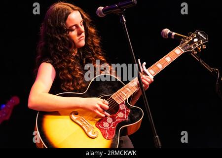 Emma Anderson von Bell Row, die für Eddie Owen live auftritt, präsentiert sich in der Red Clay Music Foundry in Duluth, Georgia. (USA) Stockfoto