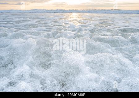 Blick auf die einfallenden Wellen entlang der Küste bei Sonnenaufgang in South Ponte Vedra Beach, Florida. (USA) Stockfoto